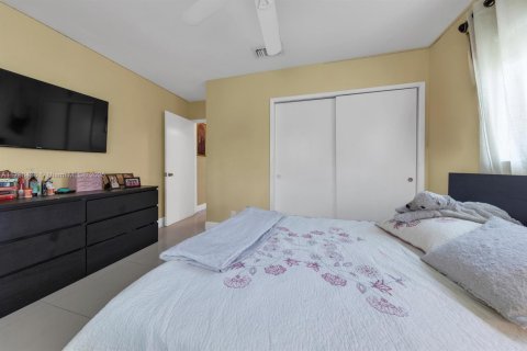 House in Oakland Park, Florida 3 bedrooms, 159.7 sq.m. № 1682122 - photo 25