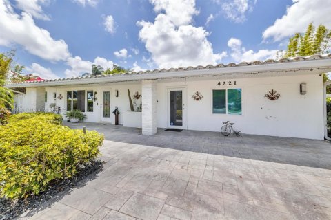 House in Oakland Park, Florida 3 bedrooms, 159.7 sq.m. № 1682122 - photo 1