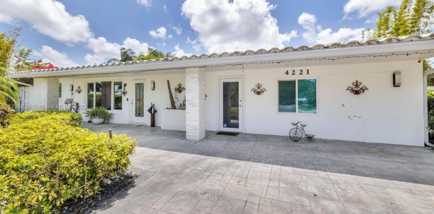 House in Oakland Park, Florida 3 bedrooms, 159.7 sq.m. № 1682122