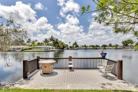 House in Oakland Park, Florida 3 bedrooms, 159.7 sq.m. № 1682122 - photo 3