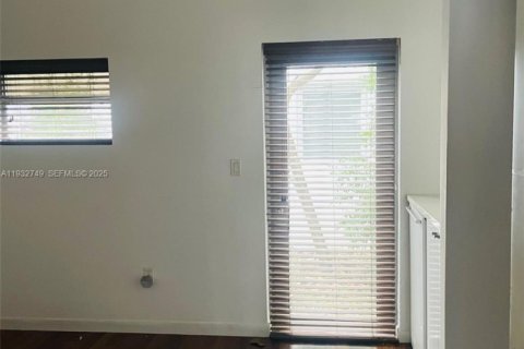 Снять в аренду кондоминиум в Майами-Бич, Флорида 1 спальня, 40.51м2, № 1991600 - фото 4