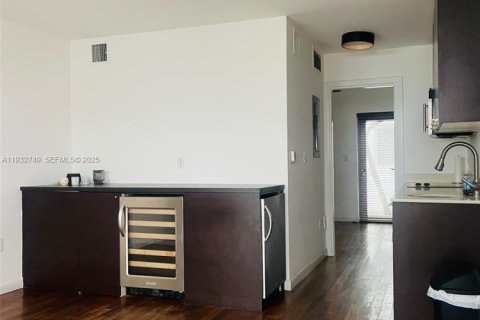 Снять в аренду кондоминиум в Майами-Бич, Флорида 1 спальня, 40.51м2, № 1991600 - фото 2