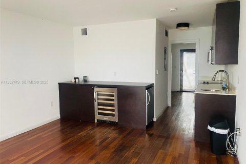 Снять в аренду кондоминиум в Майами-Бич, Флорида 1 спальня, 40.51м2, № 1991600 - фото 1