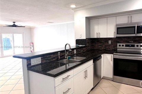 Купить таунхаус в Майами-Лейкс, Флорида 2 спальни, 118.45м2, № 1984123 - фото 9