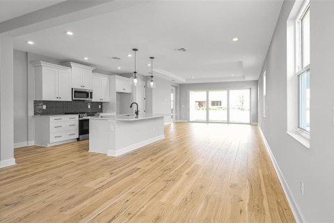 House in Tavares, Florida 2 bedrooms, 133.22 sq.m. № 2354674 - photo 8
