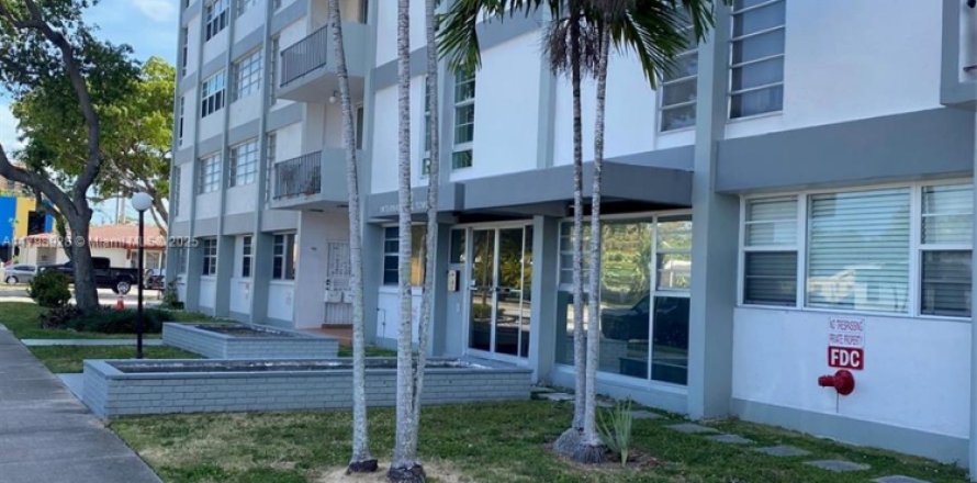 Condominio en Miami, Florida, 1 dormitorio  № 1864264