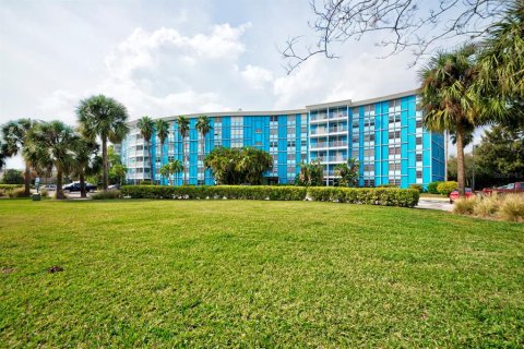 Condo in Saint Petersburg, Florida, 2 bedrooms  № 1736355 - photo 14