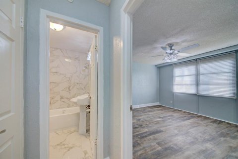 Condo in Saint Petersburg, Florida, 2 bedrooms  № 1736355 - photo 5
