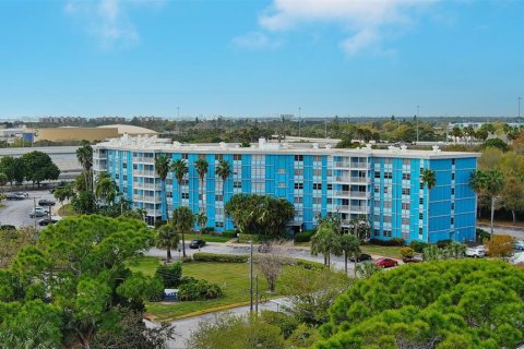 Condo in Saint Petersburg, Florida, 2 bedrooms  № 1736355 - photo 2