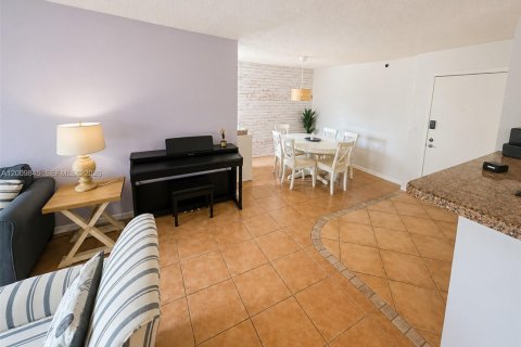 Condo in Aventura, Florida, 2 bedrooms № 2090029 - photo 4