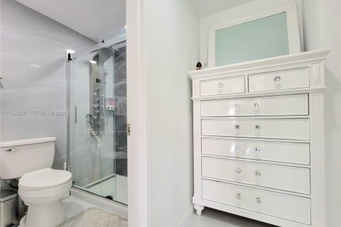 Condo in Hollywood, Florida, 2 bedrooms  № 2154590 - photo 12