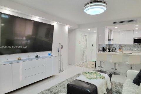 Condo in Hollywood, Florida, 2 bedrooms  № 2154590 - photo 5