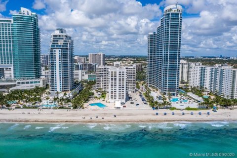 Condo in Hollywood, Florida, 2 bedrooms  № 2154590 - photo 28