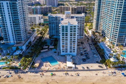 Condo in Hollywood, Florida, 2 bedrooms  № 2154590 - photo 24