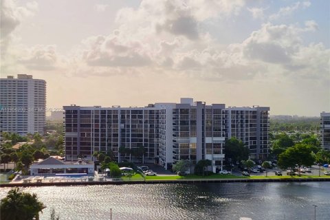 Condo in Hollywood, Florida, 2 bedrooms  № 2154590 - photo 17