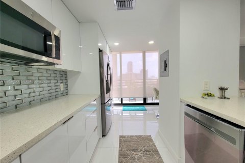 Condo in Hollywood, Florida, 2 bedrooms  № 2154590 - photo 8