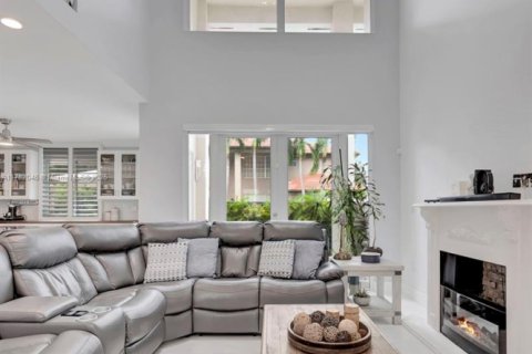 Casa en venta en Miami, Florida, 5 dormitorios, 247.77 m2 № 1868803 - foto 4