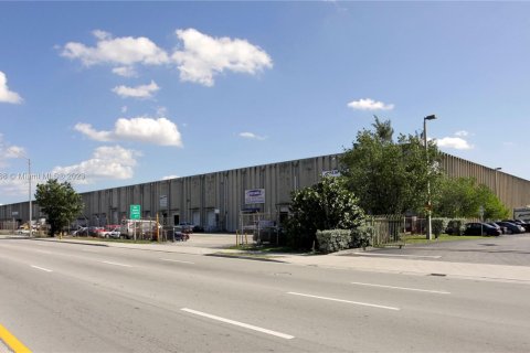 Commercial property in Miami, Florida № 680673