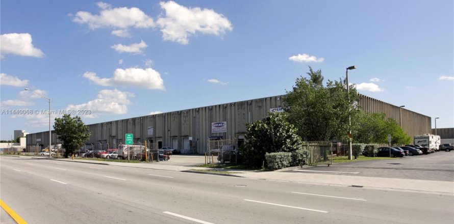 Commercial property in Miami, Florida № 680673