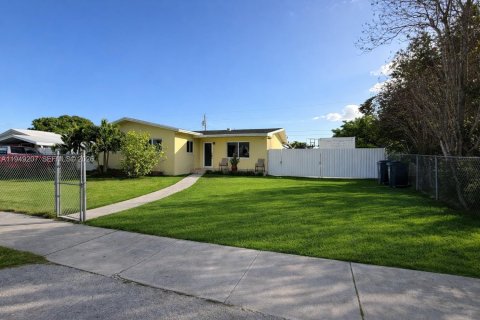 Дом в Майами, Флорида 4 спальни, 125.98м2 № 2005380