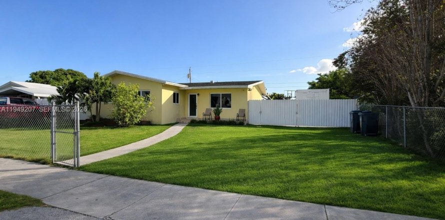 Дом в Майами, Флорида 4 спальни, 125.98м2 № 2005380