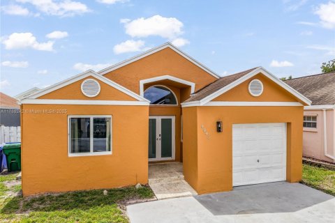 House in Miramar, Florida 3 bedrooms, 110.09 sq.m. № 1861870 - photo 1