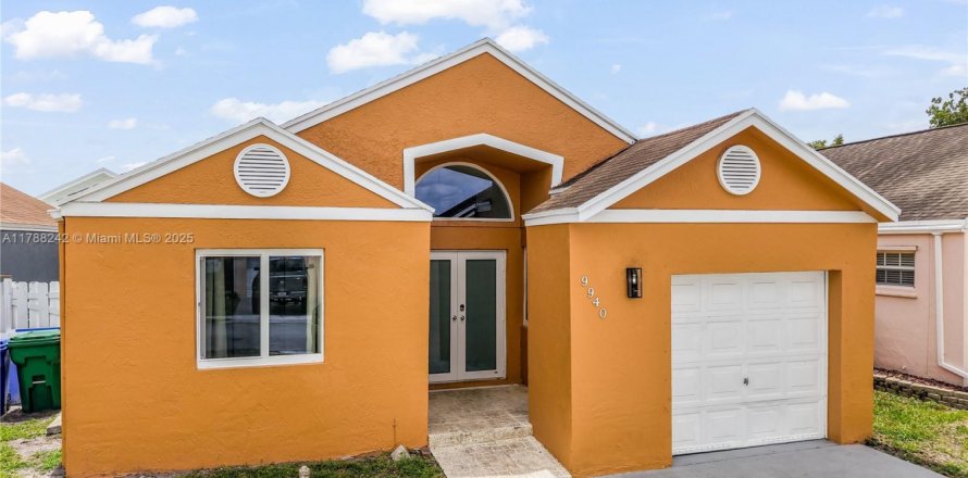 House in Miramar, Florida 3 bedrooms, 110.09 sq.m. № 1861870