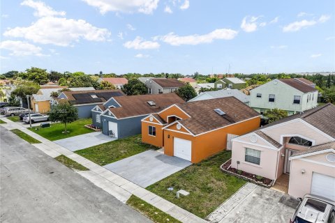 House in Miramar, Florida 3 bedrooms, 110.09 sq.m. № 1861870 - photo 4