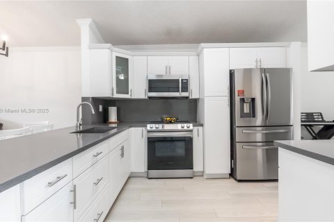 House in Miramar, Florida 3 bedrooms, 110.09 sq.m. № 1861870 - photo 10