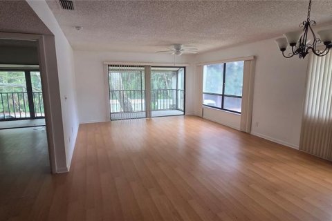 Condo in Largo, Florida, 2 bedrooms  № 2215250 - photo 3