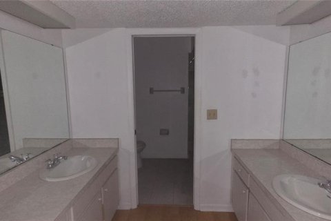 Condo in Largo, Florida, 2 bedrooms  № 2215250 - photo 11