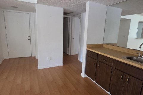 Condo in Largo, Florida, 2 bedrooms  № 2215250 - photo 6