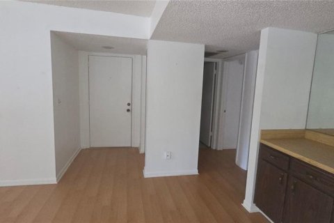 Condo in Largo, Florida, 2 bedrooms  № 2215250 - photo 5