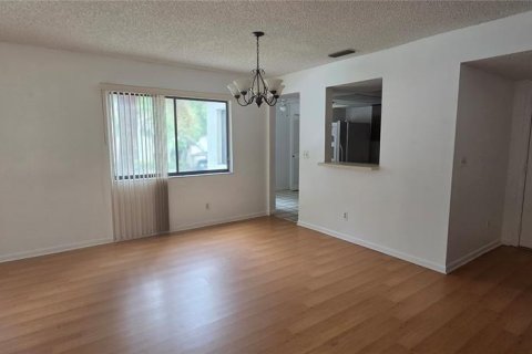 Condo in Largo, Florida, 2 bedrooms  № 2215250 - photo 4