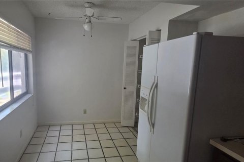 Condo in Largo, Florida, 2 bedrooms  № 2215250 - photo 9