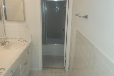 Condo in Miami Gardens, Florida, 2 bedrooms  № 1731062 - photo 7
