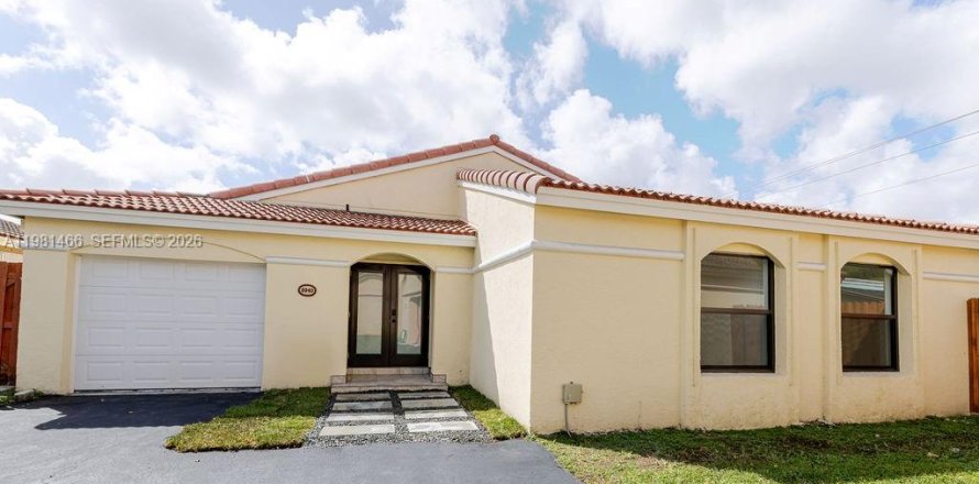 Дом в Майами, Флорида 3 спальни, 127.46м2 № 2043472