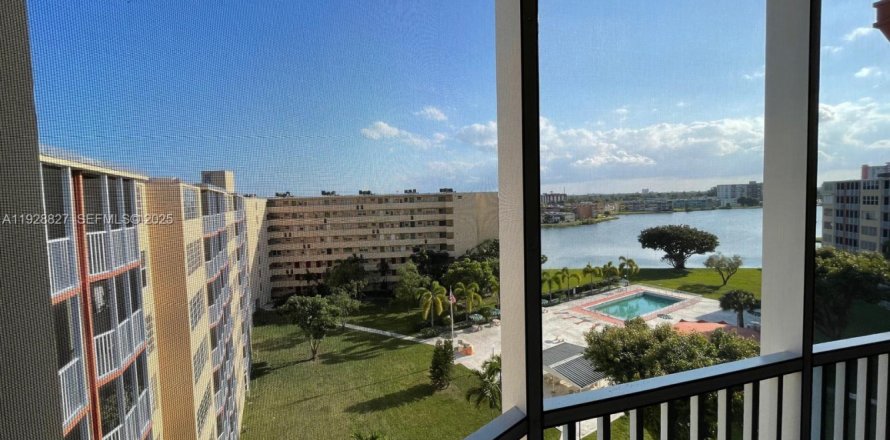 Кондоминиум с 1 спальней в Майами, Флорида № 1987227