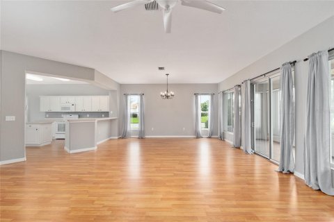House in Summerfield, Florida 2 bedrooms, 197.88 sq.m. № 2111071 - photo 12