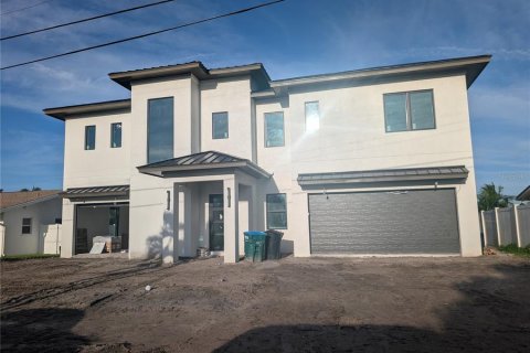 House in Saint Petersburg, Florida 4 bedrooms, 286.79 sq.m. № 2140402