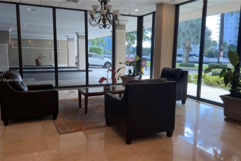 Apartamento en alquiler en Sunny Isles Beach, Florida, 1 dormitorio, 65.5 m2 № 1966043 - foto 2
