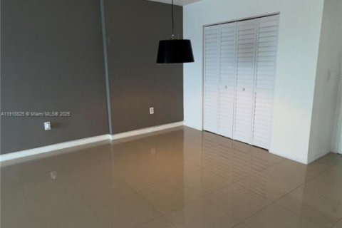 Apartamento en alquiler en Sunny Isles Beach, Florida, 1 dormitorio, 65.5 m2 № 1966043 - foto 3