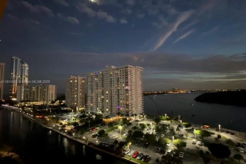 Apartamento en alquiler en Sunny Isles Beach, Florida, 1 dormitorio, 65.5 m2 № 1966043 - foto 27