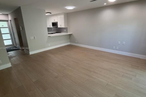 Adosado en alquiler en Fort Lauderdale, Florida, 2 dormitorios, 100.33 m2 № 1931720 - foto 2