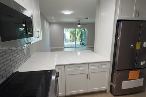 Adosado en alquiler en Fort Lauderdale, Florida, 2 dormitorios, 100.33 m2 № 1931720 - foto 7