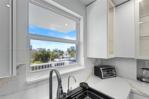 Copropriété à louer à Hallandale Beach, Floride: 2 chambres, 121.79 m2 № 1997219 - photo 4