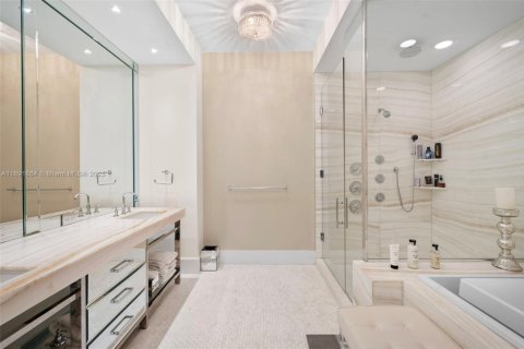 Condo in Bal Harbour, Florida, 3 bedrooms  № 1943906 - photo 16