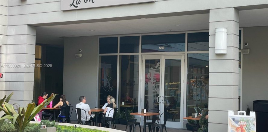 Commercial property in Doral, Florida № 1989517