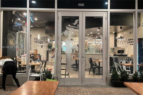 Commercial property in Doral, Florida № 1989517 - photo 3