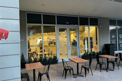 Commercial property in Doral, Florida № 1989517 - photo 2